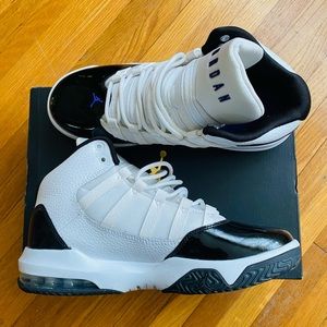 Jordan Max Aura (gs). Size 6.5 in boys. Color white/dark concord-black